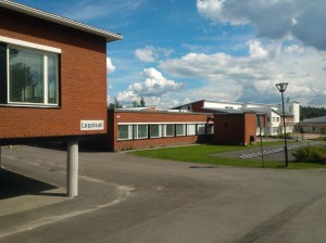 Jumalanpalveluksen jälkeen kokonnutaan Lopen päivän juhlaan Loppisaliin, jossa muiden ohessa Yrjö Myllylällä on esitelmä.