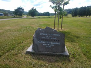 Teijon alueella toimii Meri-Teijo Golf. Kuvassa sotavetaraani-golfareiden kivi. Viimeinen sotavetaraanien Golf-kisa päättyi ilmavoimien ylilentoon kesällä 2009.