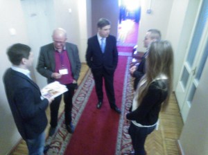 Finpron edustaja Murmanskissa suomalaisten ja ruotsalaisten tentittävänä Murmanshelfin ja Barents Logistic 2 hankkeen koulutustilaisuuden taolla.