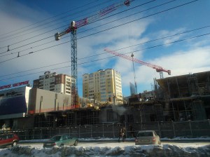 Länsimaistyyppisiä kauppakeskuksia rakennettiin. Viime vuosina myös länsimaisia automyymälöitä on ilmestynyt selvästi katukuvaan.