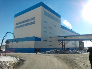 Rikastamorakennuksen lattianvalu käynnissä Lattianvalu käynnissä Kirovskissa kaivosalueen rikastamorakennuksessa.