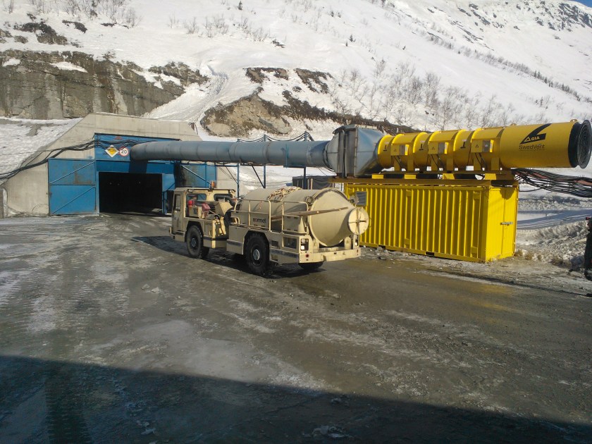 Oleno Ruchein uusi kaivos Etelä-Kuolassa Apatiiitti-Kirovsk -alueella. Kaivokseen on investoitu noi 700 milj. euroa viime vuosina ja investointiohjelma jatkuu. Kuvassa Normetin ajoneuvo menossa kaivoksella tunturin sisään. Myös Outotech ja Metso ovat toimittaneet alueelle kalustoaan. Kemin sataman ja Sallan rajankin kautta kuljetetaan koneita ja laitteita projektikuljetuksina kaivosten tarpeisiin.